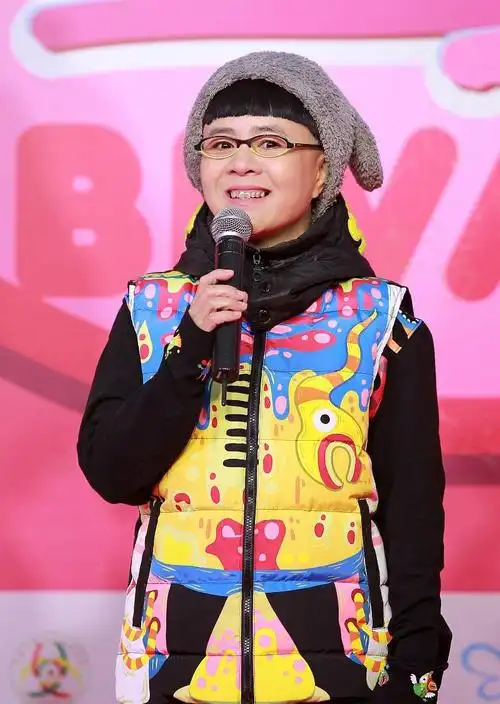 形象愈发怪异却高调敛财,"金龟子"刘纯燕恐晚节不保!