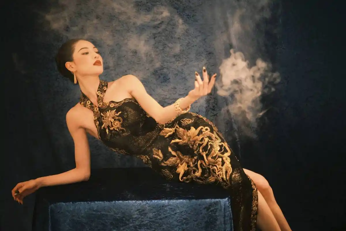 钟楚曦戛纳红毯大片释出 一袭黑金旗袍明艳大气  近日,钟楚曦出席戛纳