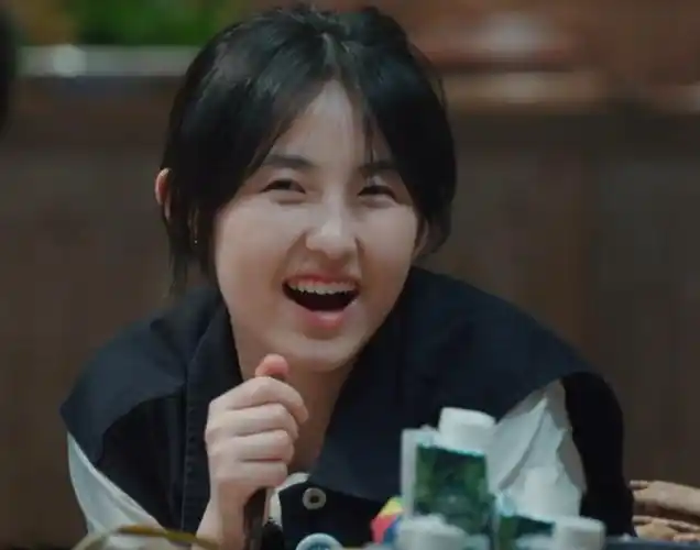 为啥张子枫总爱露齿?当她张嘴大笑那刻,看清牙龈形状,观众懵了