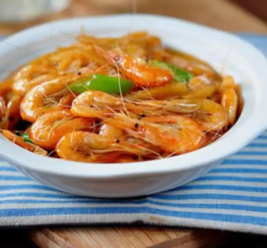 白虾400克,辅料: 大葱三段,姜一块,蒜五瓣,调料: 蒸鱼豉油一汤匙,做法