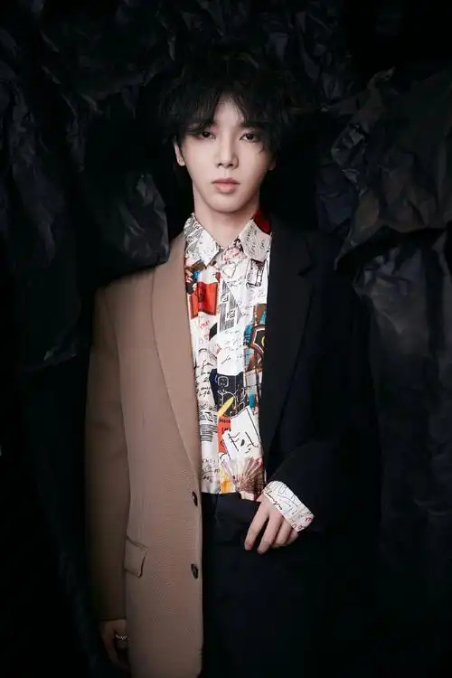 花衬衣绝美搭配!歌王华晨宇时尚造型大赏 华晨宇图片 华晨宇照片