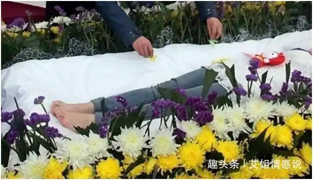 新婚妻子难产去世,丈夫陪同去火化,回到医院,推开门瘫在地上