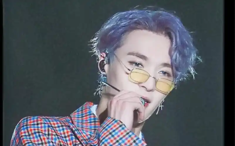 张艺兴南京演唱会紫发造型太帅了!