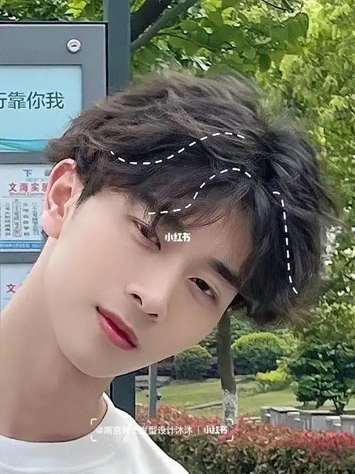 凌乱蝴蝶烫氛围感男孩必备发型