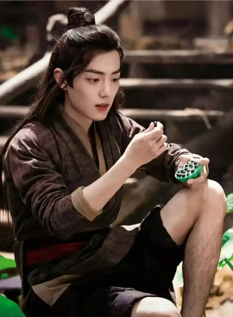 脸那么嫩,皮肤那么好,小腿腿毛却这么旺盛,反差怎么这么大呢.