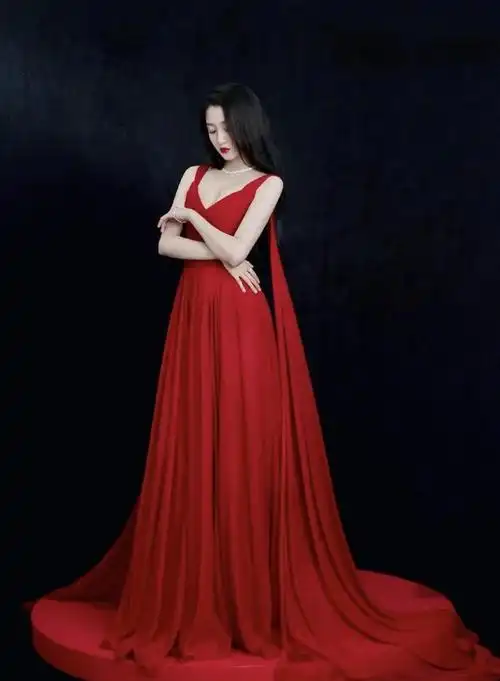 【一点资讯】关晓彤白玉兰颁奖礼造型,轻纱红裙高开叉,精修图生图差别