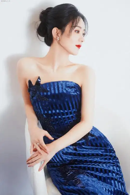 赵丽颖深蓝抹胸长裙