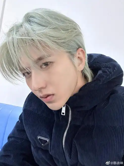 蔡徐坤:分享照片 晒怼脸自拍照,素颜也这么抗打!