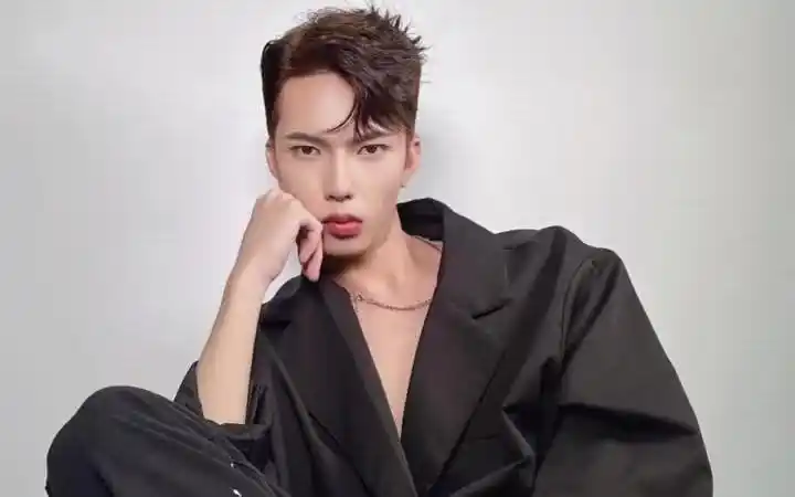 男士潮酷感四六分韩式外翘造型,超详细教程!烫发微卷!