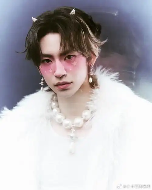 小鬼脸红星星妆##小鬼的y2k造型没有瓶颈吗