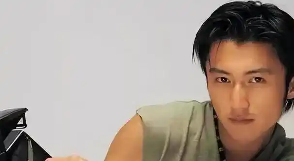 小伙长得太俊不甘心送快递,整容成谢霆锋,如今独立开公司成富翁