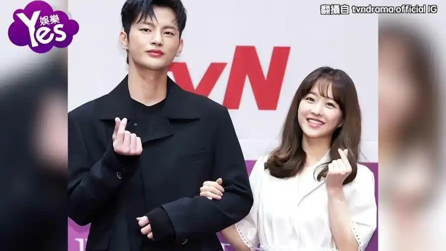 徐仁国在雨中霸气激吻朴宝英! 53秒画面亲到粉丝好心动