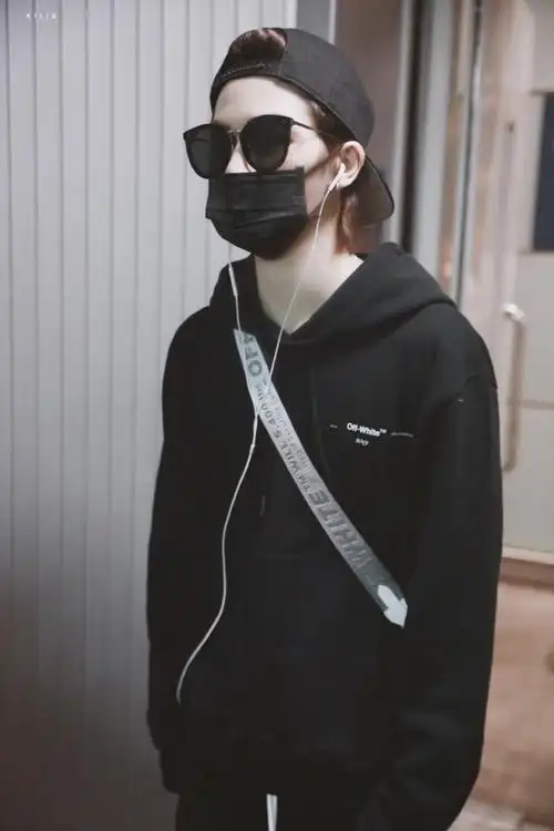 朱正廷新闻191008收获一只反戴帽子的墨镜崽朱正廷一身运动装返回南京