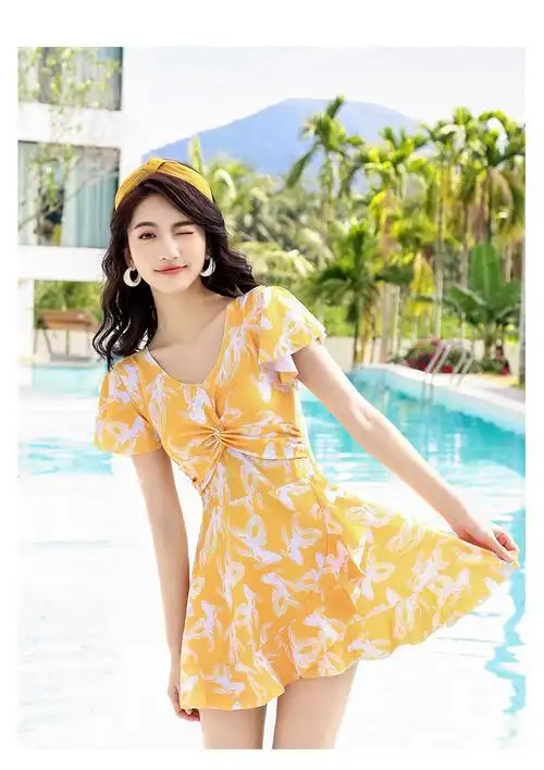 特步泳衣女遮肚显瘦仙女范学生夏保守沙滩度假裙式连体时尚游泳衣黄色