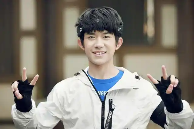 梳丸子头,留空气刘海的易烊千玺,帅出新高度!