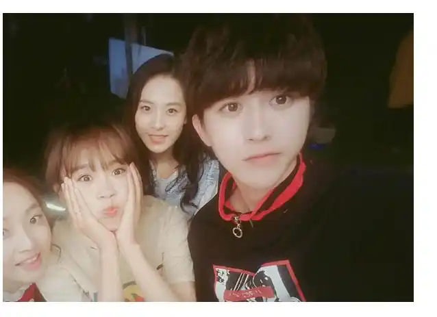 蔡徐坤卢洋洋因戏生情深夜散步被拍网友直呼不要