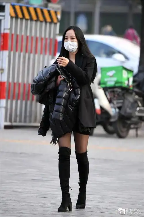 也搭配出很经典的效果,这位美女选择一双黑色的过膝