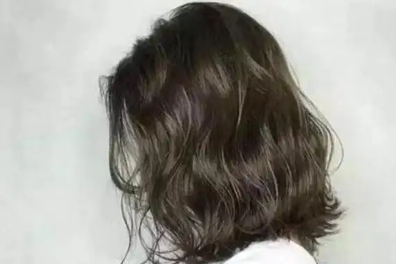 首页 美容 发型冷烫对头发的伤害较小.