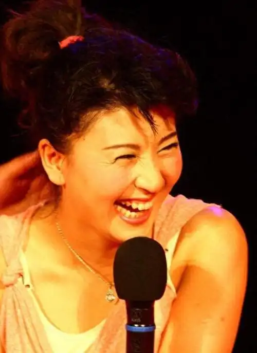 《刘老根》的热播让本山传媒的演员们走红,其中闫学晶因饰演"山杏"而