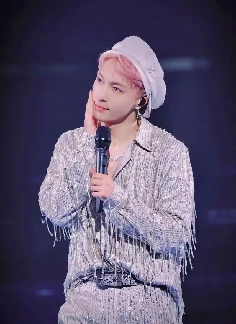 今日的艺兴是粉色,演唱会走一波 #张艺兴染发