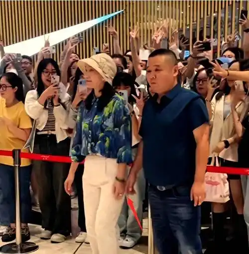 王俊凯父母现身苏州引爆粉丝狂潮,网友称"围观阵势堪比超级巨星"_家庭