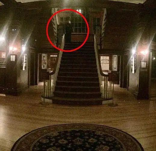 清晰灵异照片拍团体照时发现旁边的人不认识