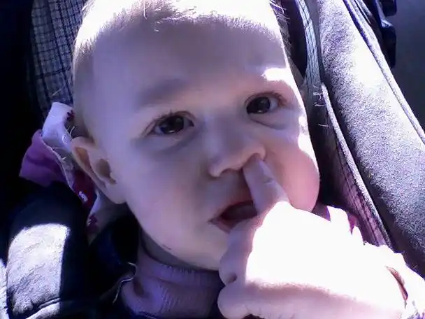 宝贝挖鼻孔时的各种爆笑表情!受不了!太萌啦!