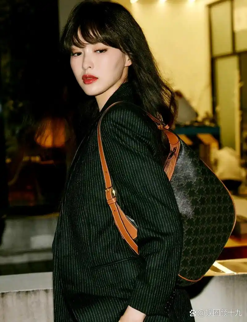 唐嫣好港 港风糖糖上线~  慵懒卷发明艳红唇～ 好酷好飒～ #娱乐最