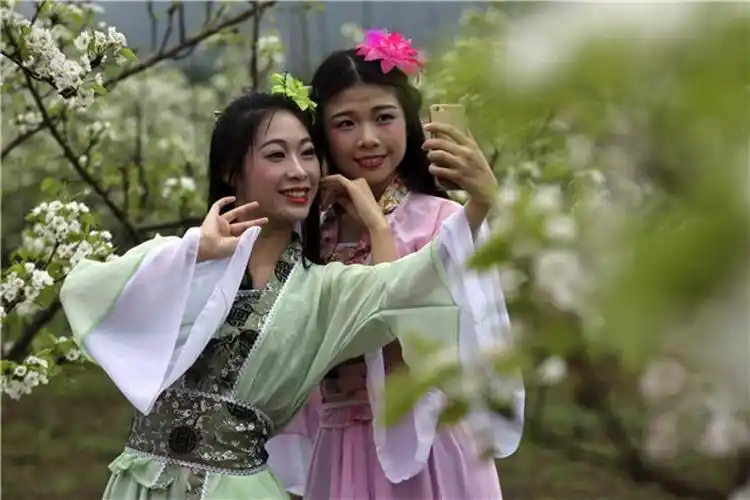 清远春色:微雨梨花三月初