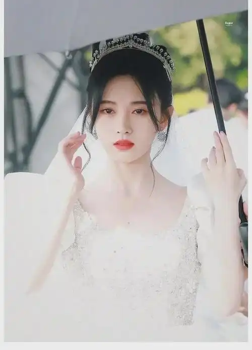 鞠婧祎白色婚纱照美若天仙!雪肤玉貌太靓丽动人