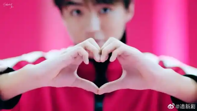 千奇百怪的比心#来看看大帅哥王俊凯的比心,比到你心里去了吗