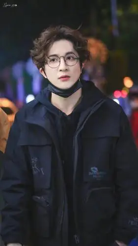 薛之谦《神奇公司在哪里》路透照分享 变身卷毛小"泰迪"圆嘟嘟超可爱