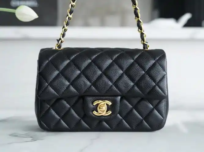 极品,菱格纹设计与皮穿金属的链条搭配,符合这个崇尚奢华时代的设计