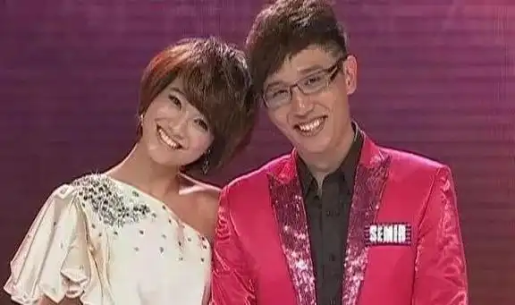 此时距离第一国民综艺《快本》开播已 11 年,谁也没想到,《我爱记歌词