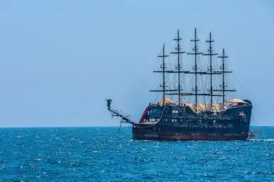 地中海上的大型多桅帆船