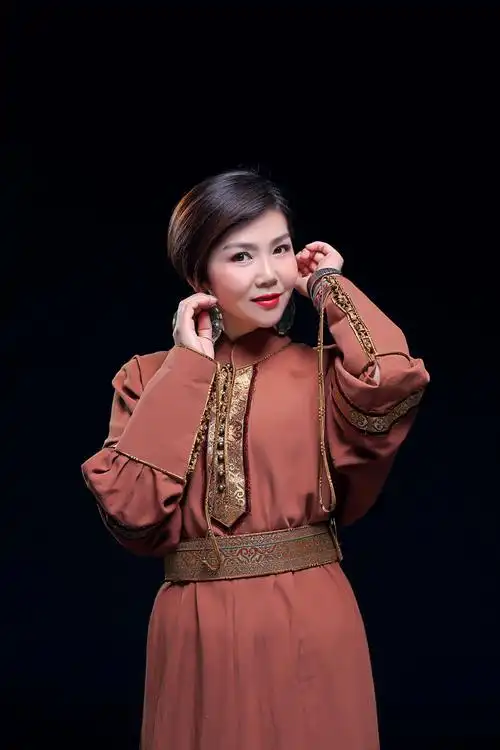 其其格,8月9日出生于 a target="_blank" href="/item/内蒙古/173741"