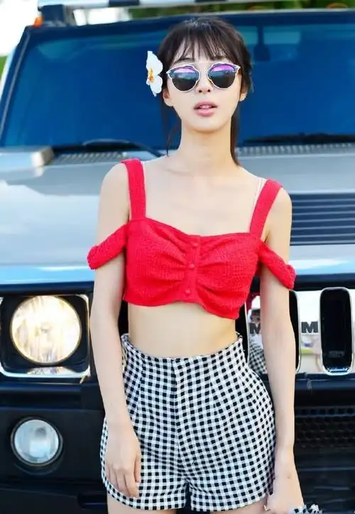 李菲儿穿牛仔短裤秀美腿,减龄又少女,看起来不到20岁吧