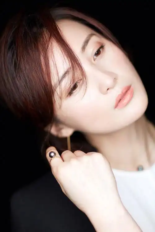 蒋勤勤成熟知性黑白时尚写真高清图片