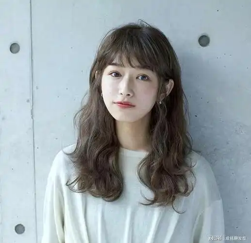 40岁的国字脸女性适合什么样的发型短发减龄显瘦中发有女人味