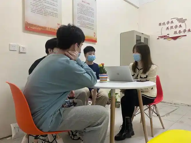 全体辅导员深入学生中开展谈心谈话工作