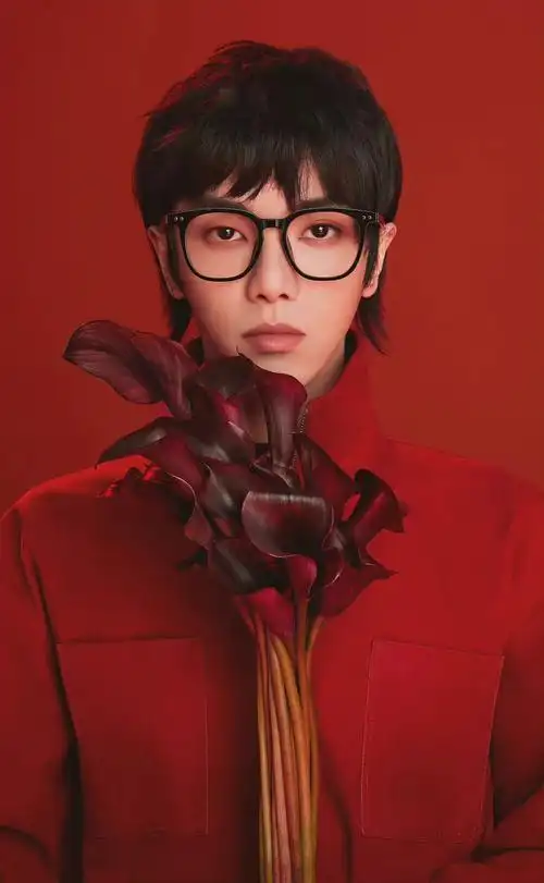 华晨宇新鲜眼镜大片 酷帅有范的花花……__财经头条