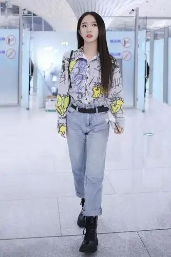 原创孟美岐的时尚街拍 气场全开酷帅感十足