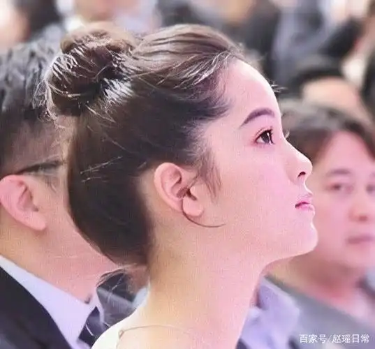 还觉得欧阳娜娜侧颜太虐?坐在观众席被拍,说是洋娃娃我也信