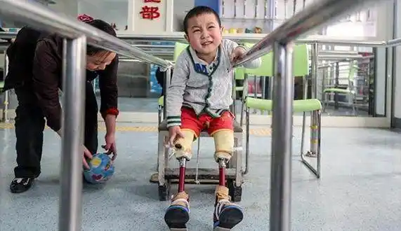 这坚强的孩子,竟才五岁,家长都不可能这坚强|假肢|小男孩|爱心人士