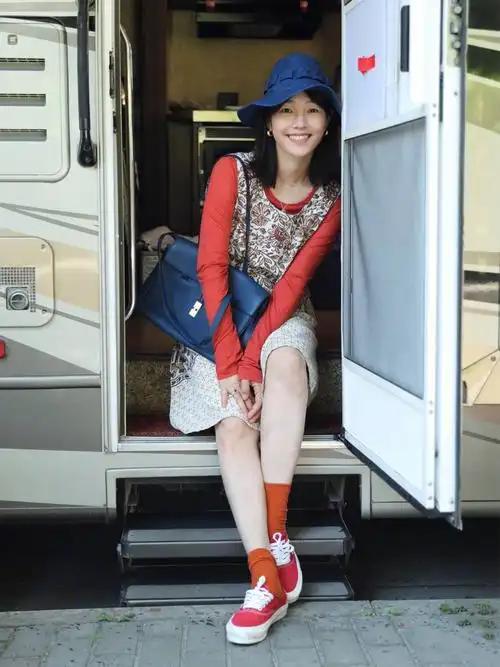 白百何穿衣真的挺保守长裙里面拼一条长裤低调朴素气质更成熟