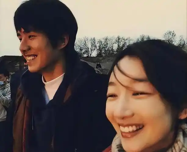 2021年12月初,周冬雨和刘昊然再次联手,共同主演的的电影《燃冬》悄然