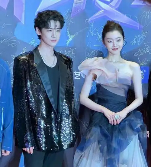 白敬亭和宋轶一起现身尖叫之夜男方故意扭头不看对方画面搞笑