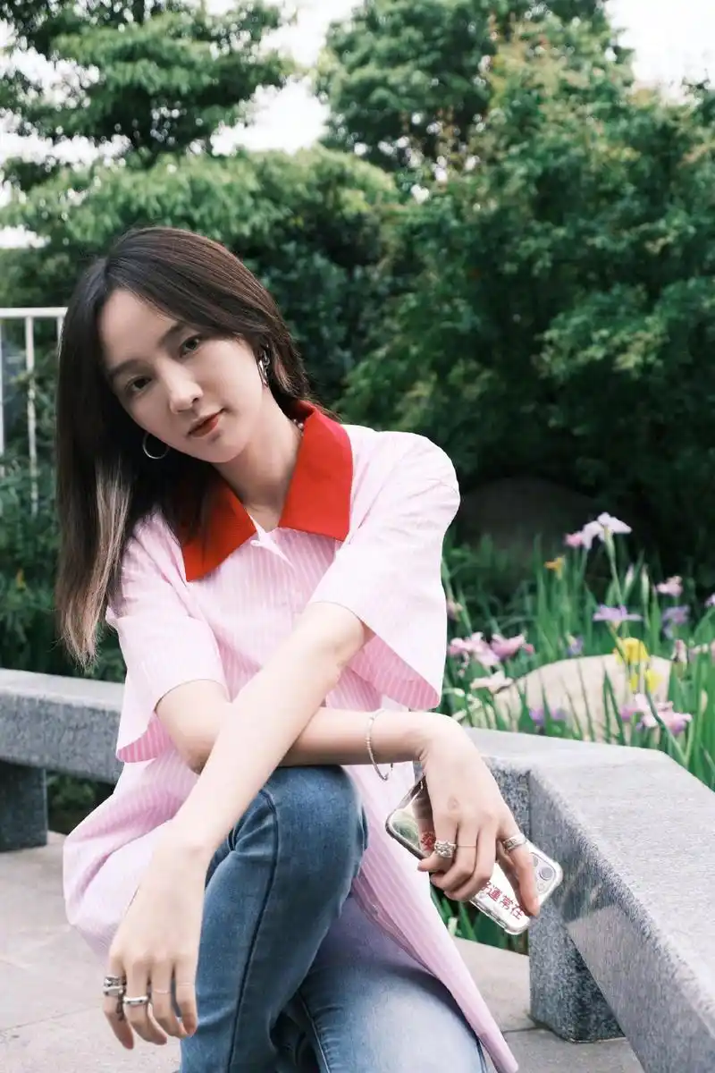 组图:孟佳晒春日清新感随拍 着粉色条纹上衣搭牛仔裤元气满满