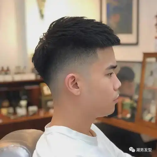 2,两边铲青 瓜子头发型