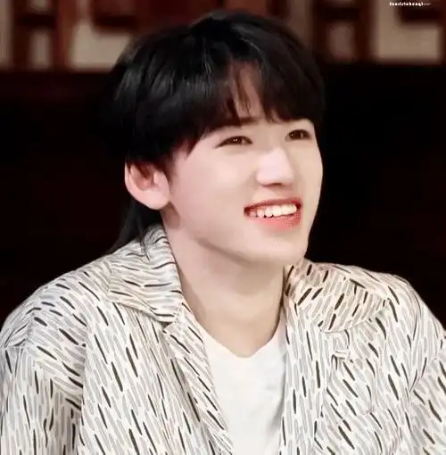 可以分享一些宋亚轩笑起来的图吗?